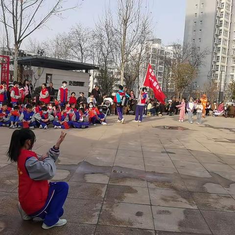 师生携手“学雷锋” 暖意融融“三八节”——鹤壁二中开展学雷锋暨三八女神节文艺演出活动