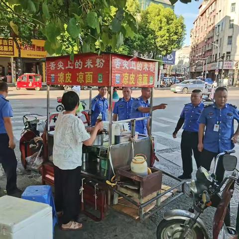 【东乡城管】整治流动摊贩，保障城市环境整洁有序