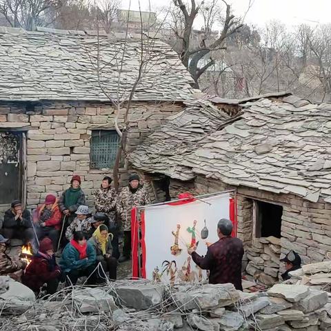 山东省山亭石板村村民还过着四、 五十年代的生活，政府给了优惠政策鼓励搬迁， 可他们如此卷念这块贫瘠的土地。 房子百分之九十九是全石头搭建， 电算是有了，水还得打，不看电视不听广播不跳小拉， 没亊三五人