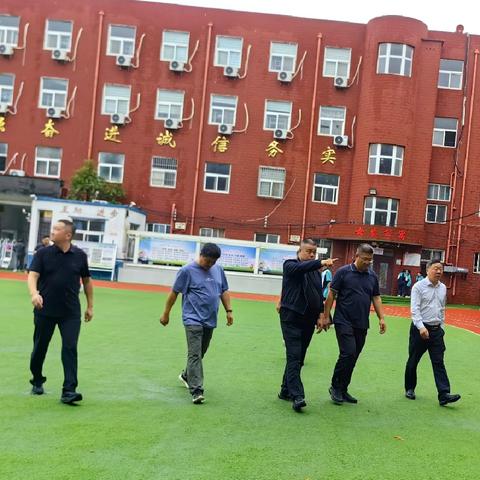 雨中暖行！祥符区教体局领导莅临我校检查，守护学子成长路