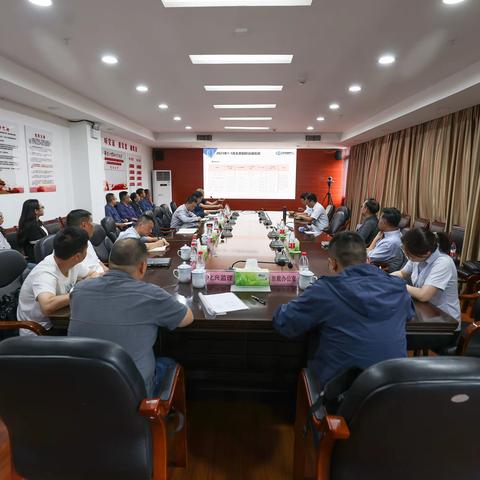 洪鸣董事长到遵义市公司召开工作会