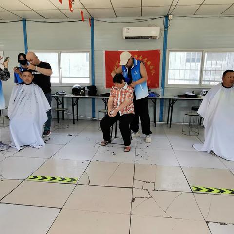 “炎炎夏日送清凉  志愿活动暖人心 ”——五七车站社区公益理发活动走进项目建设工地