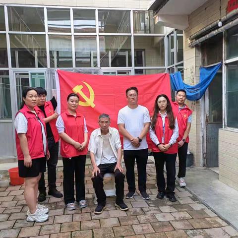 红色七月，党旗飘扬 。