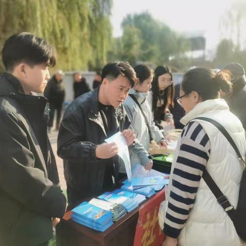 彩新社区党委联合本溪市社保中心共同开展“重阳暖心·服务到家”主题活动