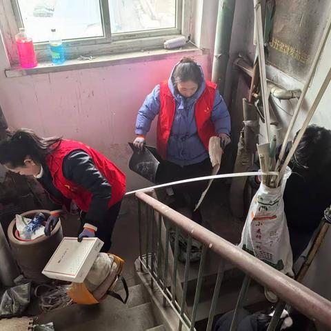 彩新社区开展学雷锋纪念日志愿服务活动 整治楼道乱堆乱放为民办实事