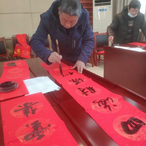 “迎新春 送祝福”  铜鼓县书法家协会到基层开展送春联活动