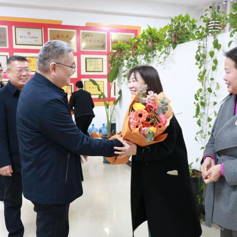 源汇区财政局“鲜花赠巾帼 花艺展风采”三八妇女节系列活动