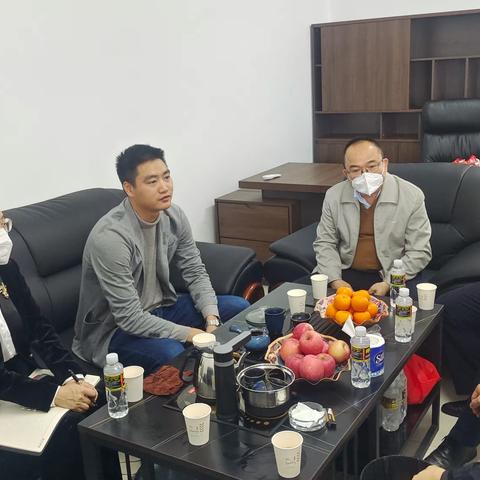 文昌市行政审批局陈光艳局长一行走访约亭产业园为园区企业提供上门服务并送上新春祝福