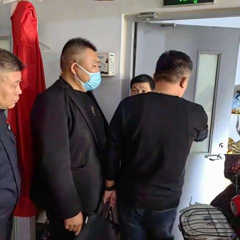 城管进社区:整治消防通道占用问题，打通居民的“生命通道”