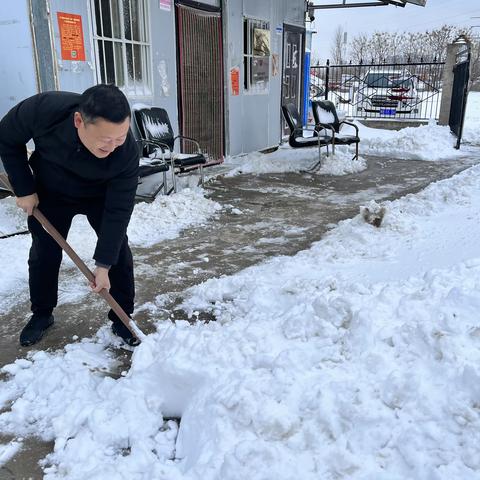 铁锹铲车齐上阵—辛堤头社区上演除雪总动员