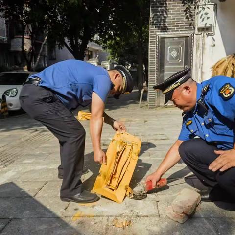 城管执法大队开展拆除地桩、地锁专项整治行动！