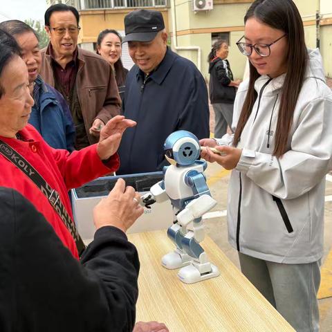 重阳节里的“科技范儿”：东环里社区携手高校，带老人解锁智能新体验