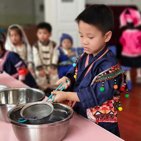 幼儿园里的三月三：五色糯米饭制作与民族服饰大比拼