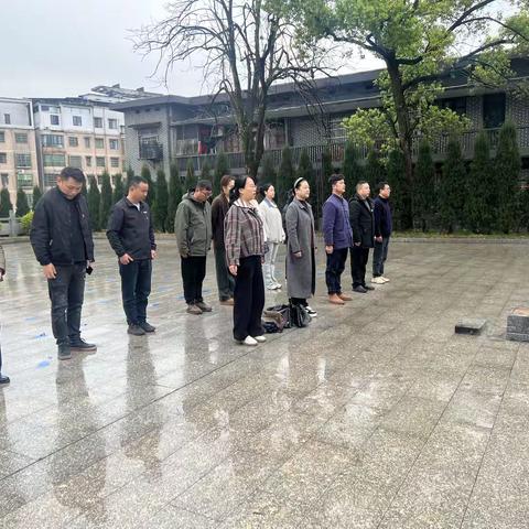市花鼓公司党支部赴张家山抗战遗址公园开展清明祭扫缅怀英烈活动