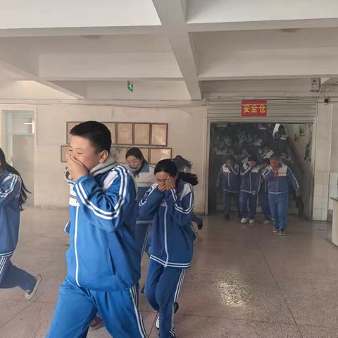 强化安全意识 共筑平安校园 喀拉托别乡九年制中心学校 消防应急疏散演练