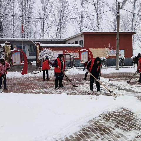 扫雪除冰暖人心齐心协力保通畅