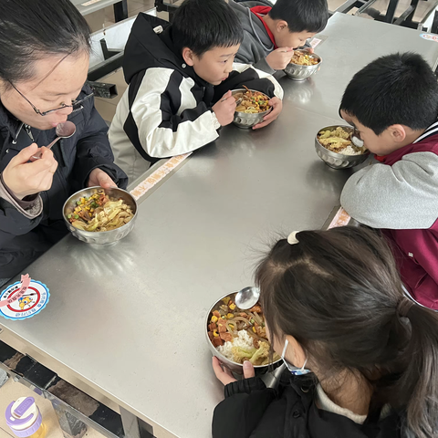 新沟镇小学试餐、陪餐活动，共筑食品安全之桥
