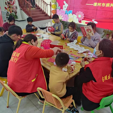天桥街道滨河路社区开展“巧手做灯笼欢乐迎新春”未成年人主题活动