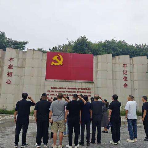 杜甫路街道和义里沟村党总支开展“迎七一”红色基地参学活动