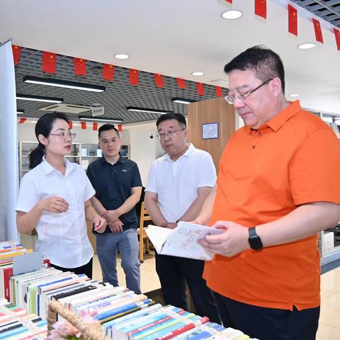 致敬坚守·情暖五一｜李泳昌董事长一行慰问美兰区公共图书馆文化馆员工