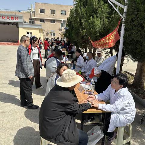 红旗街道汇丰路社区开展“爱心义诊义剪”公益活动