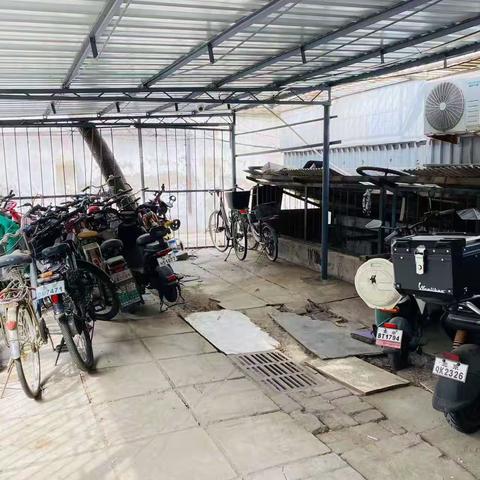 “未诉先办解民忧 修缮车棚宽民心”花园路街道牤牛桥社区党委修缮车棚地面