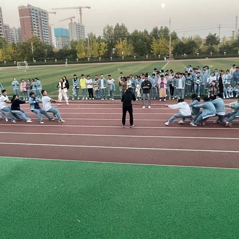 【廊坊华夏幸福学校初中部】一根绳一条心，拔河比赛聚人心。