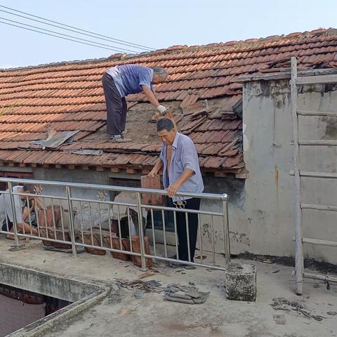 开元街道：办实事   暖民心   帮助监测户修缮房屋