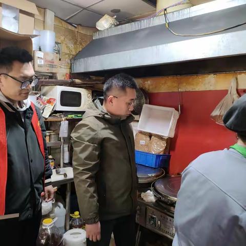 【城市管理进社区】东风街道洪苑社区联合城管科开展餐饮场所燃气专项安全检查