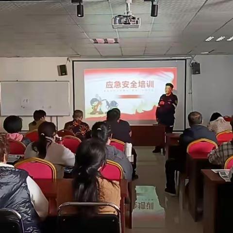 【城市管理进社区】东风街道洪苑社区联合街道应急消防站开展九小场所消防安全培训