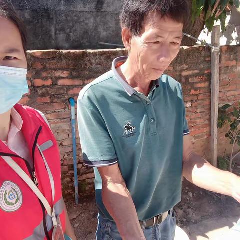 板桥镇老方村网格员入户开展“三创”宣传工作