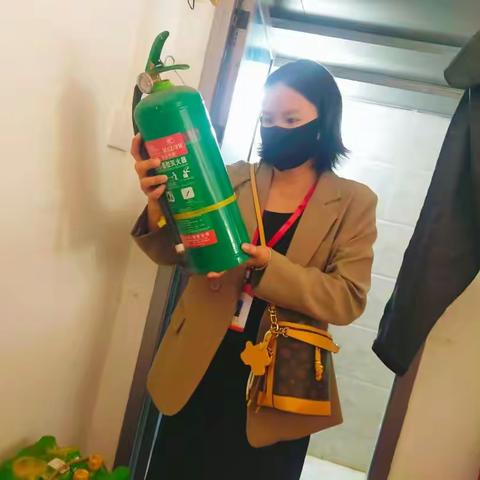 以“查”促防 以“宣”护航——福民社区工作者筑牢消防安全“防护网”