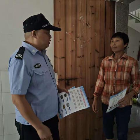 “入户讲安全”  筑牢铁路沿线安全屏障