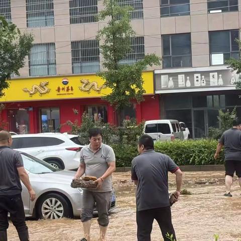 不惧暴雨清路障   快递小哥暖路途