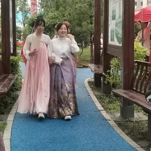 弘扬传统文化 尽享汉服之美 ——长江社区开展“盛夏市集 端午节汉服游园会”活动