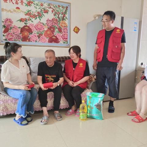 靖宇镇长江社区开展“七一”走访慰问活动