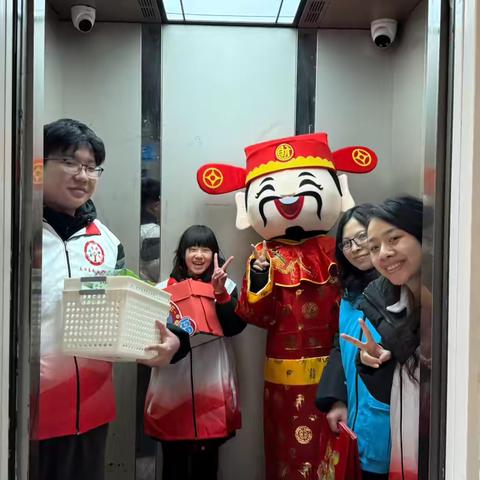 友谊嘉园社区组织开展“居小住”+“六色友谊”新春送福到家活动