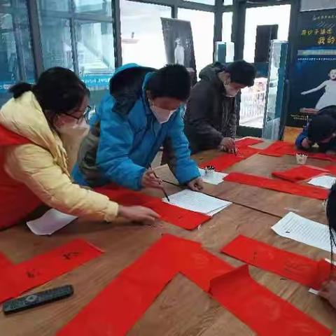 文峰区民政局联合惠民社工开展“关爱你我他（她）•温暖千万家”迎新春、写春联、送温暖活动