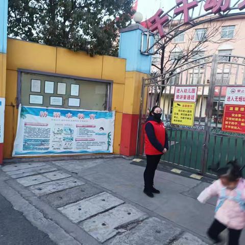 院岭街道开展护学活动，为校园安全保驾护航