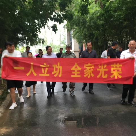 锣鼓暄天送喜报 尊崇关爱暖人心——伊洛街道开展立功送喜报活动