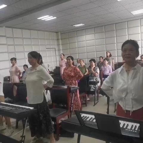 提高标准出精品，从难起步上台阶。 器乐一系迎国庆《中国范儿》排练节目纪实 伟业辉煌成就多，中园强盛万民乐，精心打造《中国范儿》，深情弹奏颂祖国。