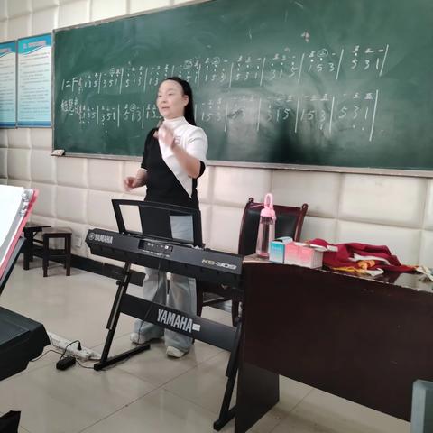 电子琴一班学风与成绩回顾时光如梭，韶华易逝，转眼间一个学期的时光就如同指缝中流沙，悄然迎来了本学期的最后一节课。