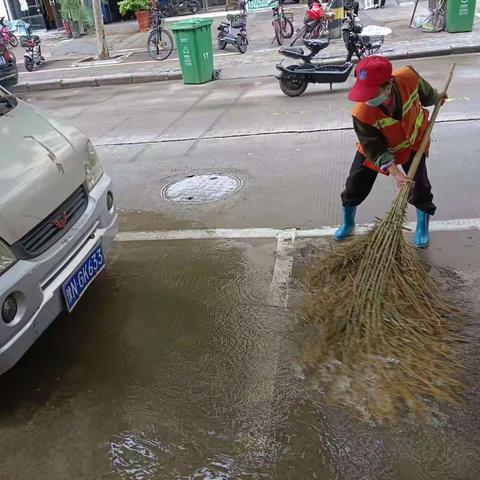 环卫工人雨后清刷保畅通、靓市容