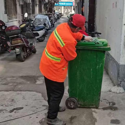 雨后大清扫，环卫在行动