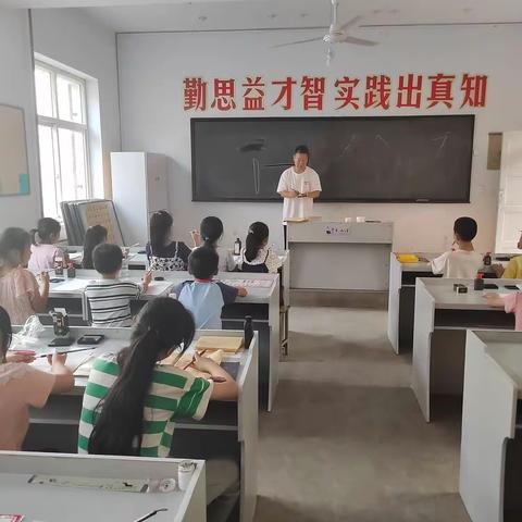 涉县书画家韩步勇公益课堂走进王金庄小学（副本）