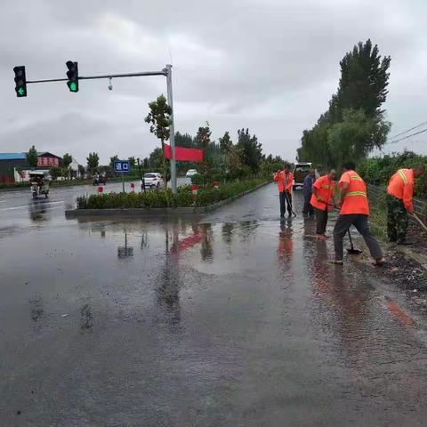 公路管护不放松 雨中坚守保畅通