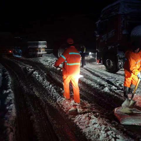 运城公路分局昼夜巡查保安全，全力除雪保畅通