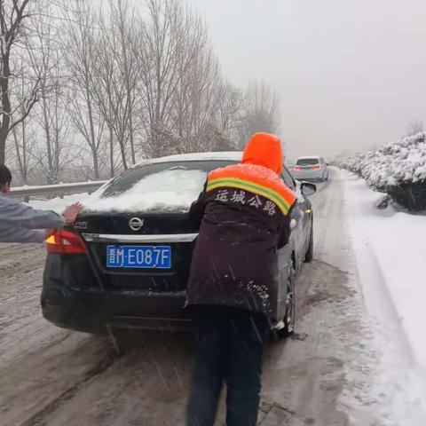 公路人扫雪除冰保畅通 不惧严寒在行动