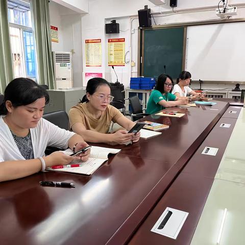 “智”引成长，“慧”聚未来——海口市第八小学第六周语文教研组开展中小学智慧教育平台研讨活动