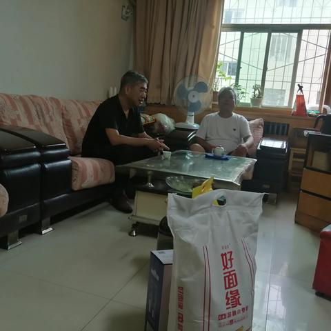 骊山街道华清社区开展“八一”慰问活动